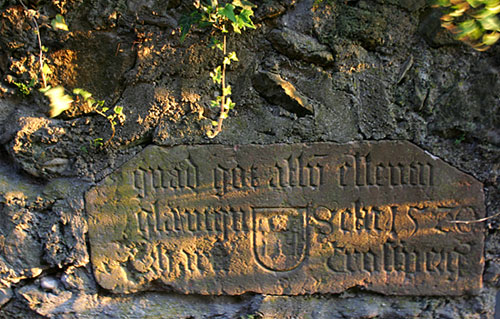 Lateinische Inschrift am Mönchsberg